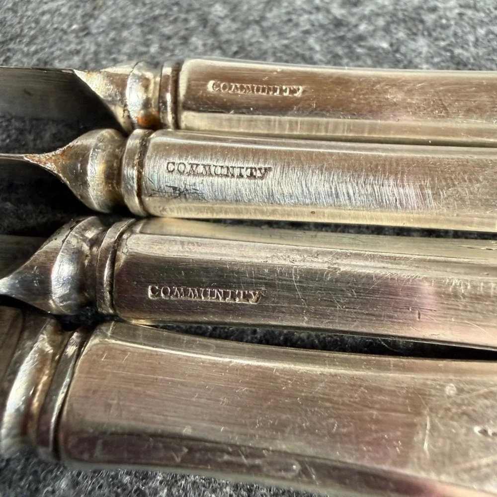 Vintage Community Silverplate Dinner Knives Set of 4 Embossed Oval Scroll Design
